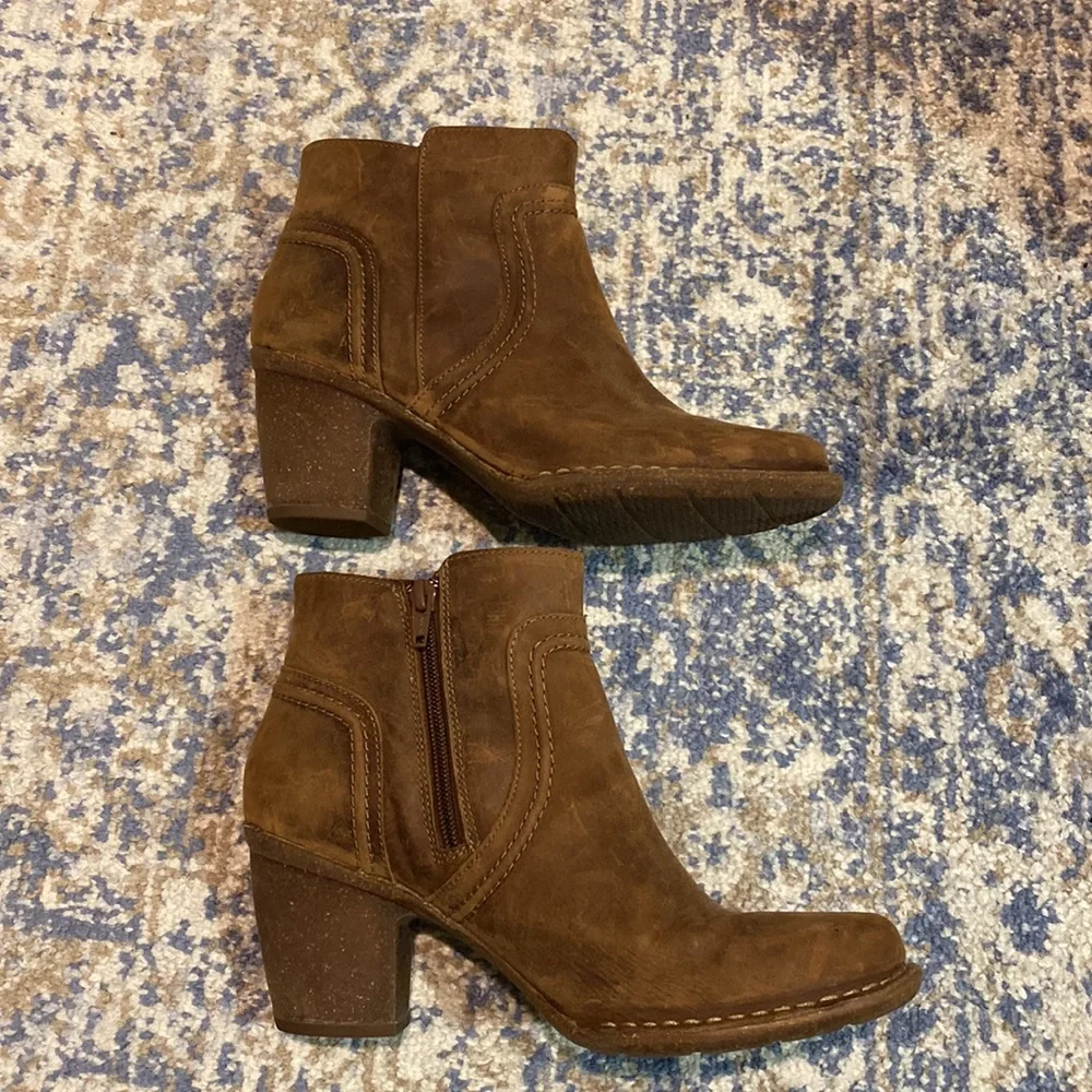 EUC Clark’s brown leather ankle boots - Picture 2 of 6